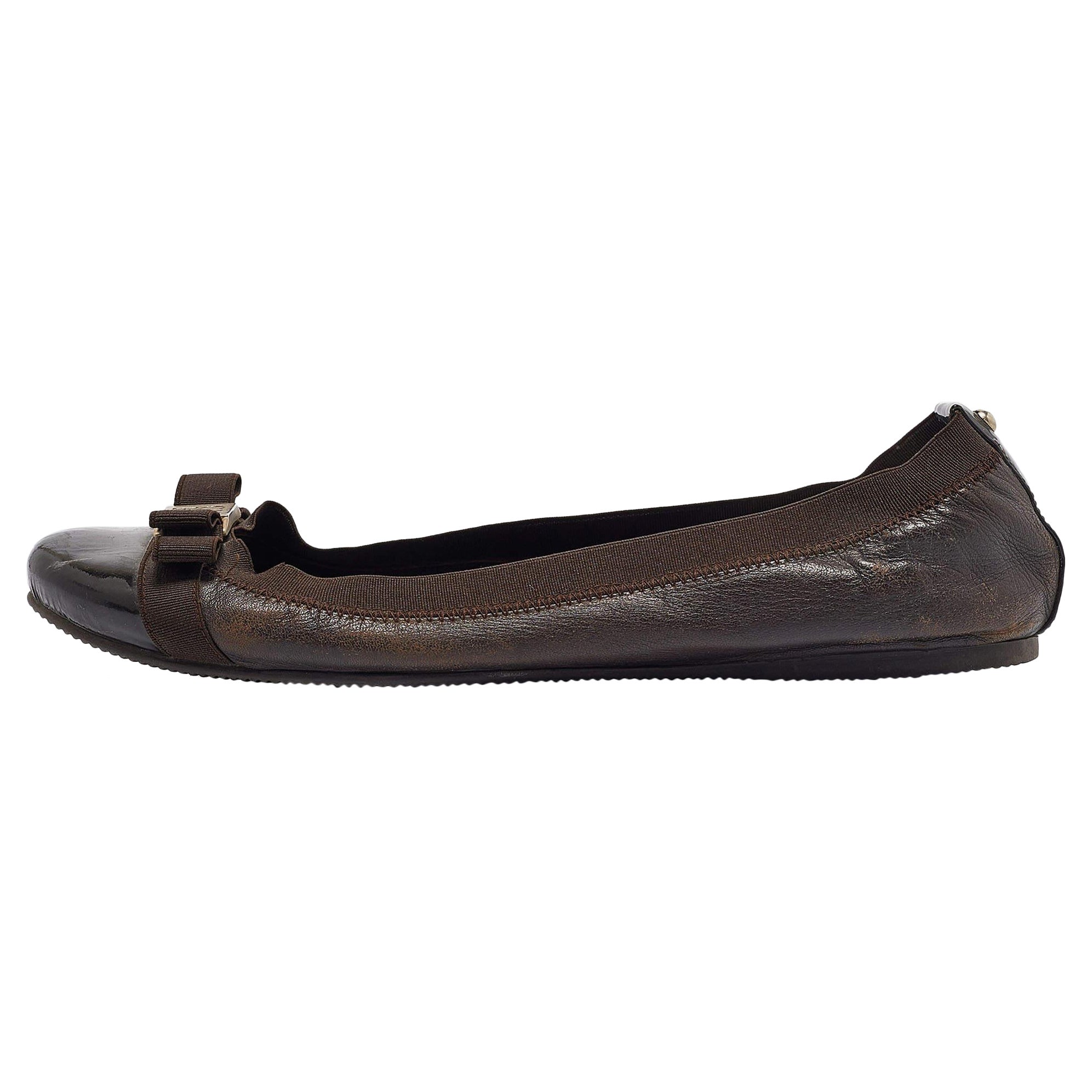 CH Carolina Herrera Leder Lack Cap Toe Bow Scrunch Ballettschuhe Größe 38 im Angebot