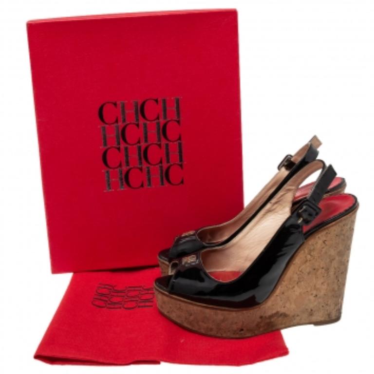 Diese hübschen CH Carolina Herrera-Sandalen verleihen Ihnen das richtige Maß an Stil und Glanz. Sie sind aus schwarzem Lackleder gefertigt und verfügen über eine Peep-Toe-Zehe, goldfarbene Logodetails auf dem Vorderblatt, Slingbacks und einen 12 cm