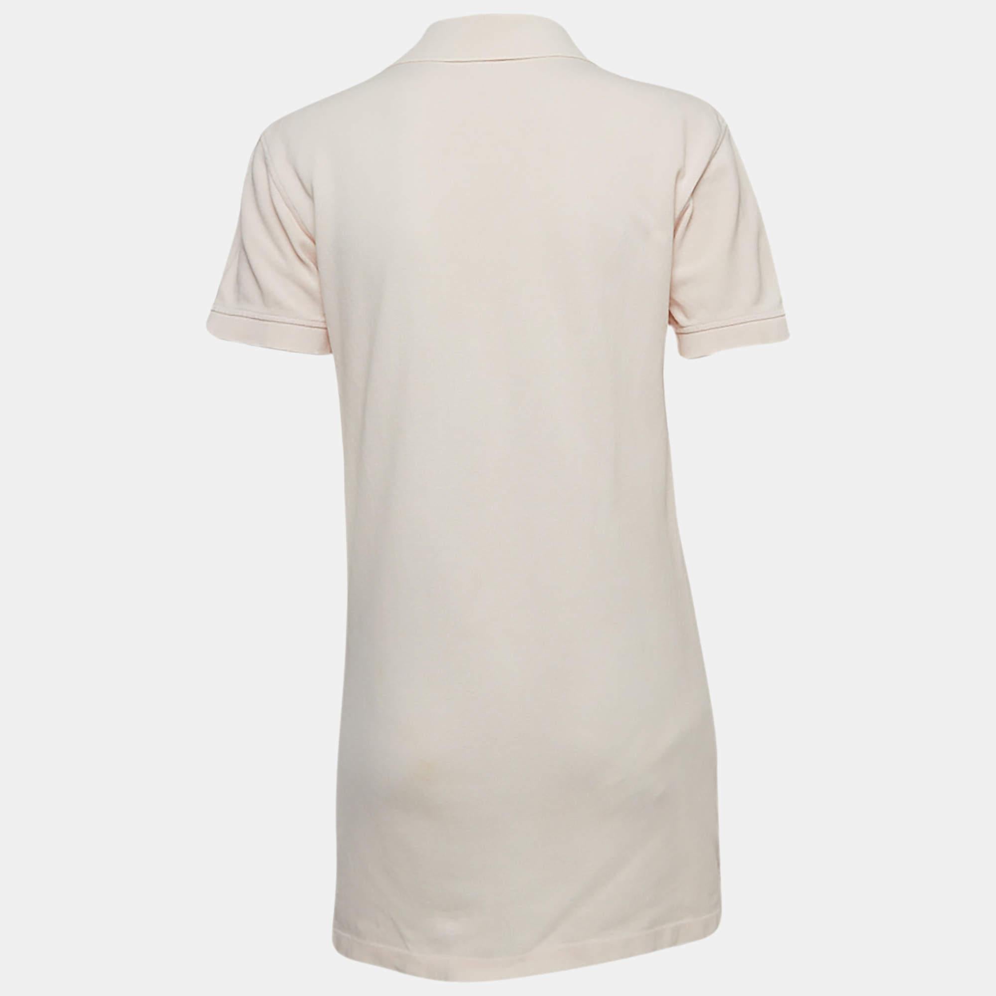 Sfoggia un look elegante indossando questo bellissimo abito firmato. Realizzato su misura con un tessuto pregiato, questo abito ha una silhouette chic per una vestibilità da incorniciare. Abbina la creazione con accessori chic e décolleté.