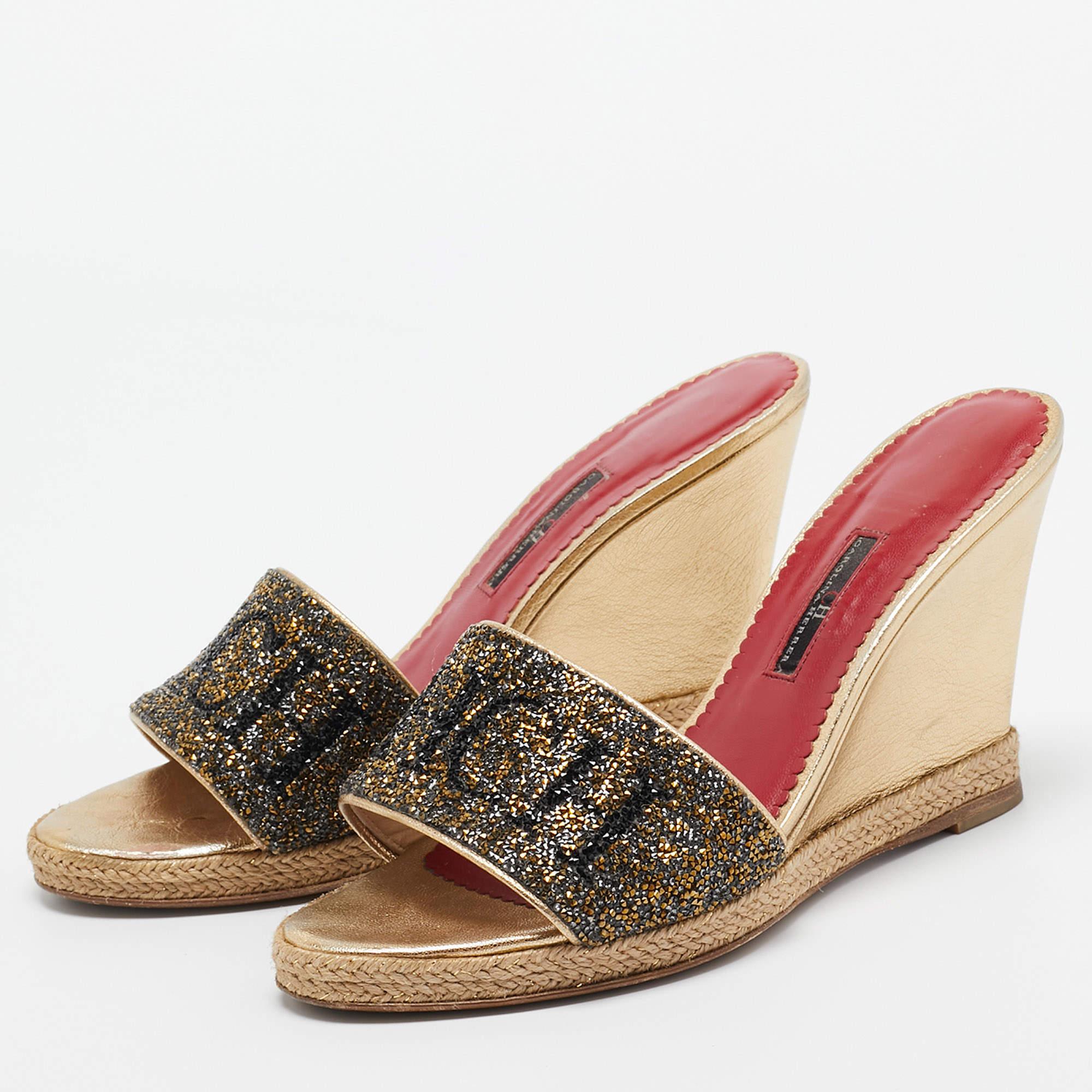 Conseguirás un confort elevado con estas chanclas CH Carolina Herrera. Tienen el logotipo de CH con purpurina en la parte superior y están equilibrados sobre tacones de cuña. Ponte el tuyo con todo, desde vestidos hasta camisetas y vaqueros.