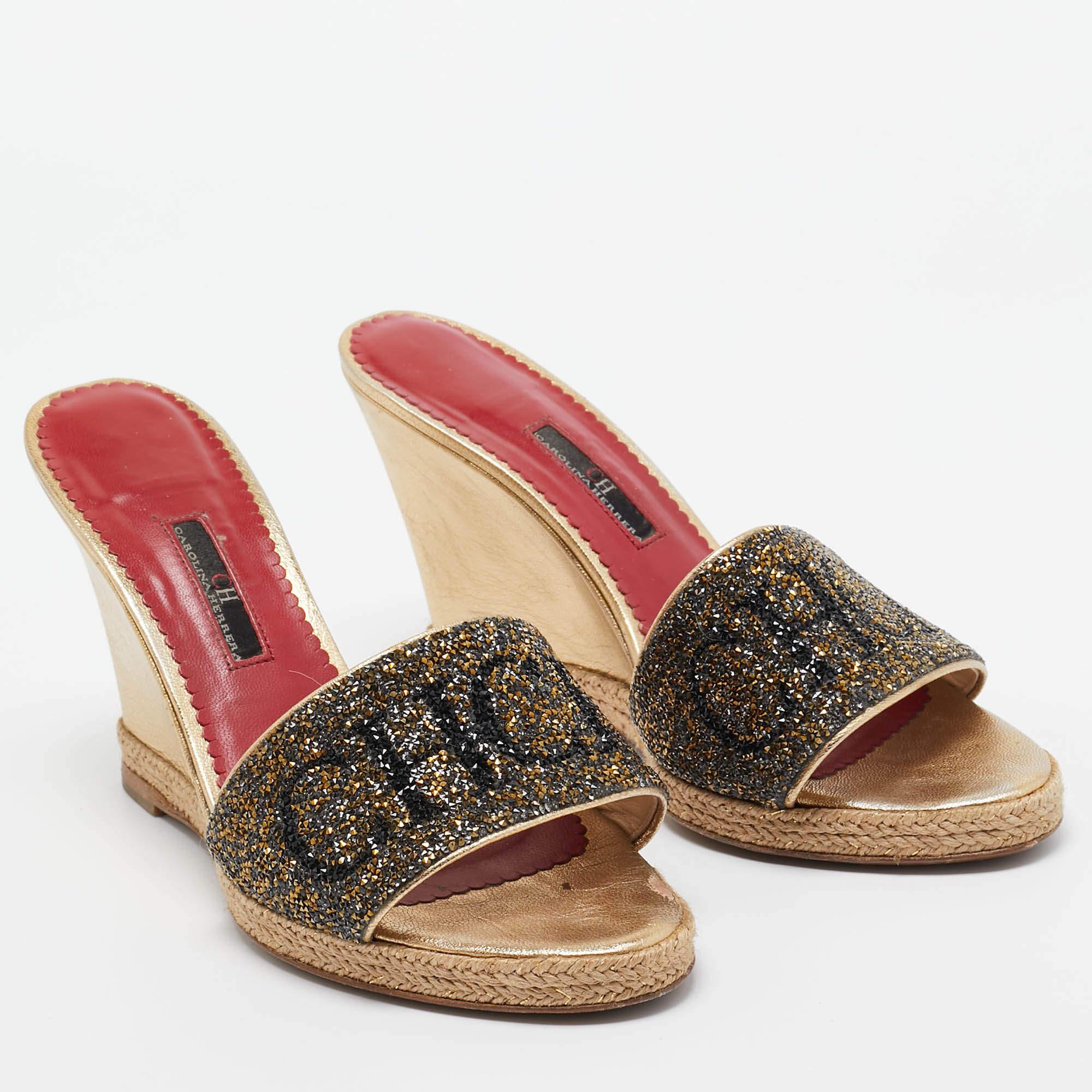 CH Carolina Herrera Sandalias de piel metalizada con cuña y alpargata talla 39 en Bueno estado para la venta en Dubai, Al Qouz 2