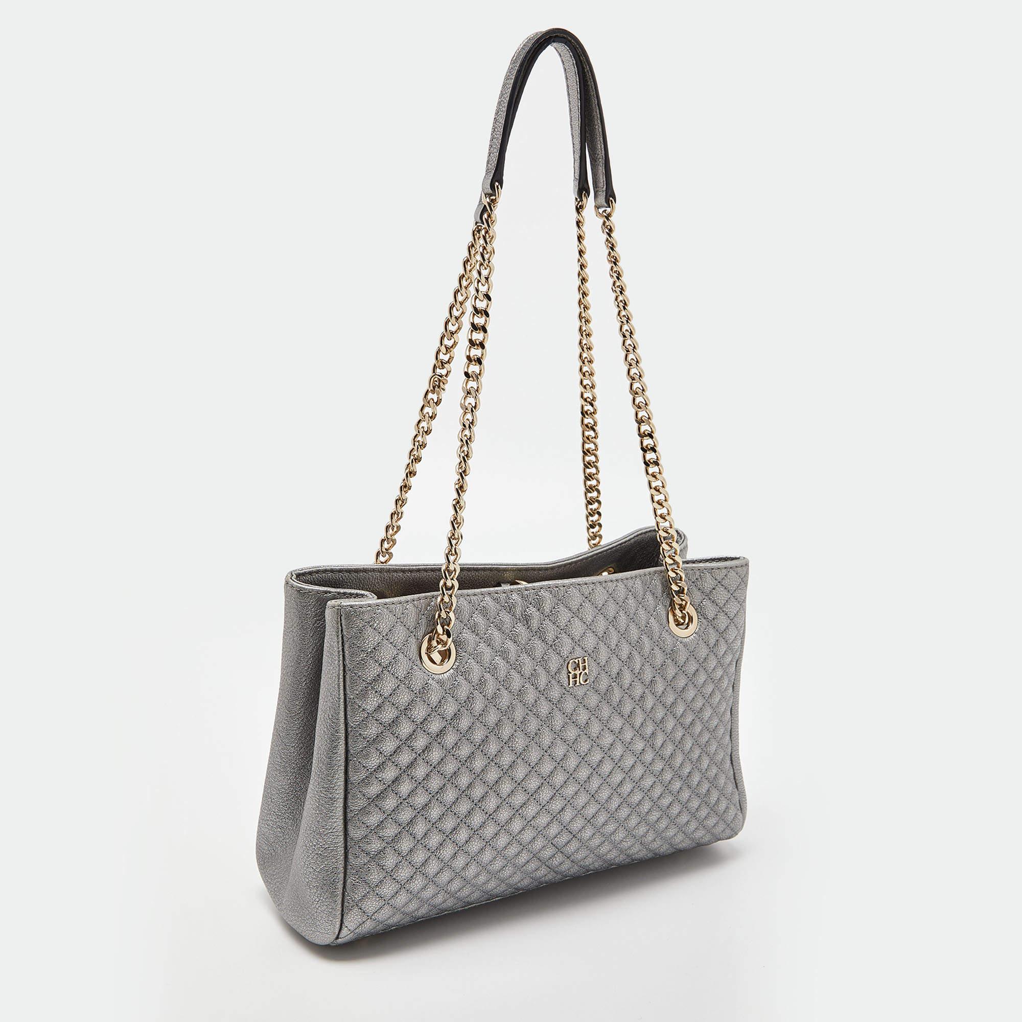 CH Carolina Herrera Bolso de cadena de cuero microacolchado plateado metalizado en Bueno Estado en Dubai, Al Qouz 2