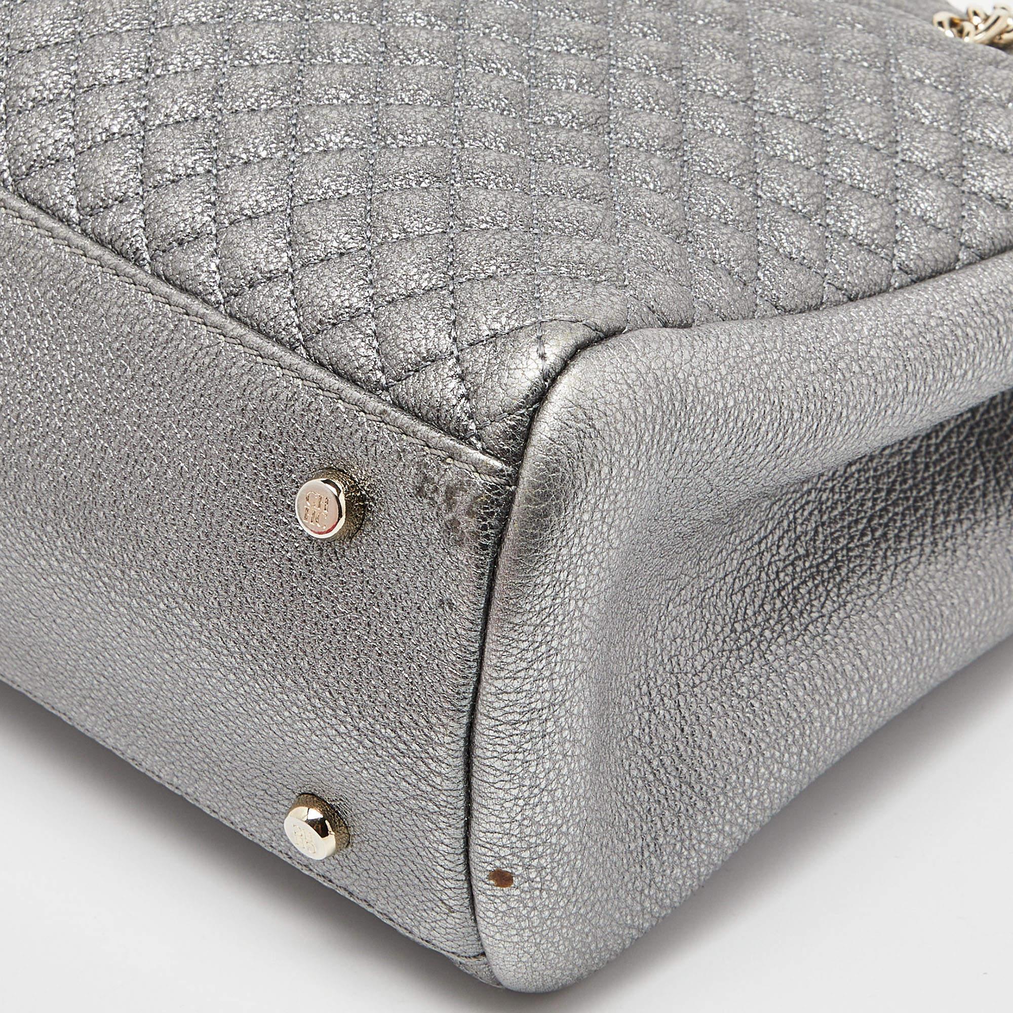 CH Carolina Herrera Bolso de cadena de cuero microacolchado plateado metalizado 2