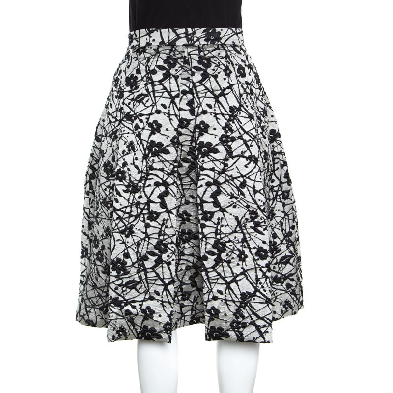 Chic and elegant, this monochrome skirt from CH Carolina Herrera will be a splendid pick for all your special moments. It features a floral patterned brocade design and flaunts a flared silhouette. It comes equipped with two pockets and a concealed