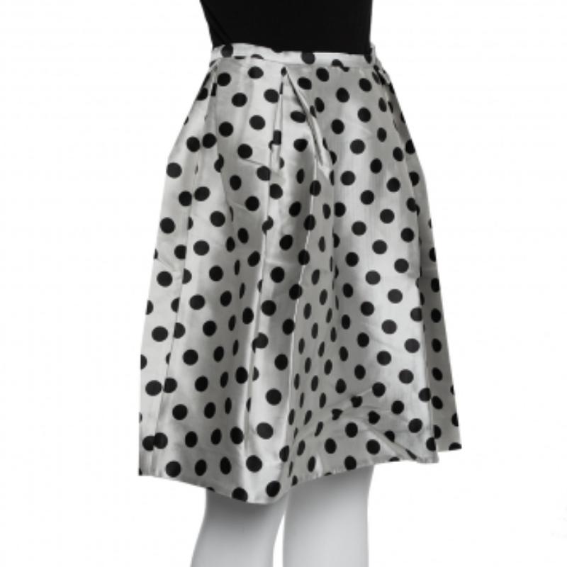Faites de la place dans votre garde-robe pour cette création de CH Carolina Herrera. Conçue pour un look tendance, cette jupe est coupée dans du satin et présente des pois sur toute sa surface. Cette élégante jupe présente également des plis creux