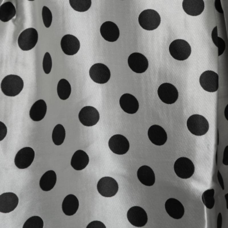 CH Carolina Herrera - Jupe courte plissée en satin à pois monochrome XS Bon état - En vente à Dubai, Al Qouz 2