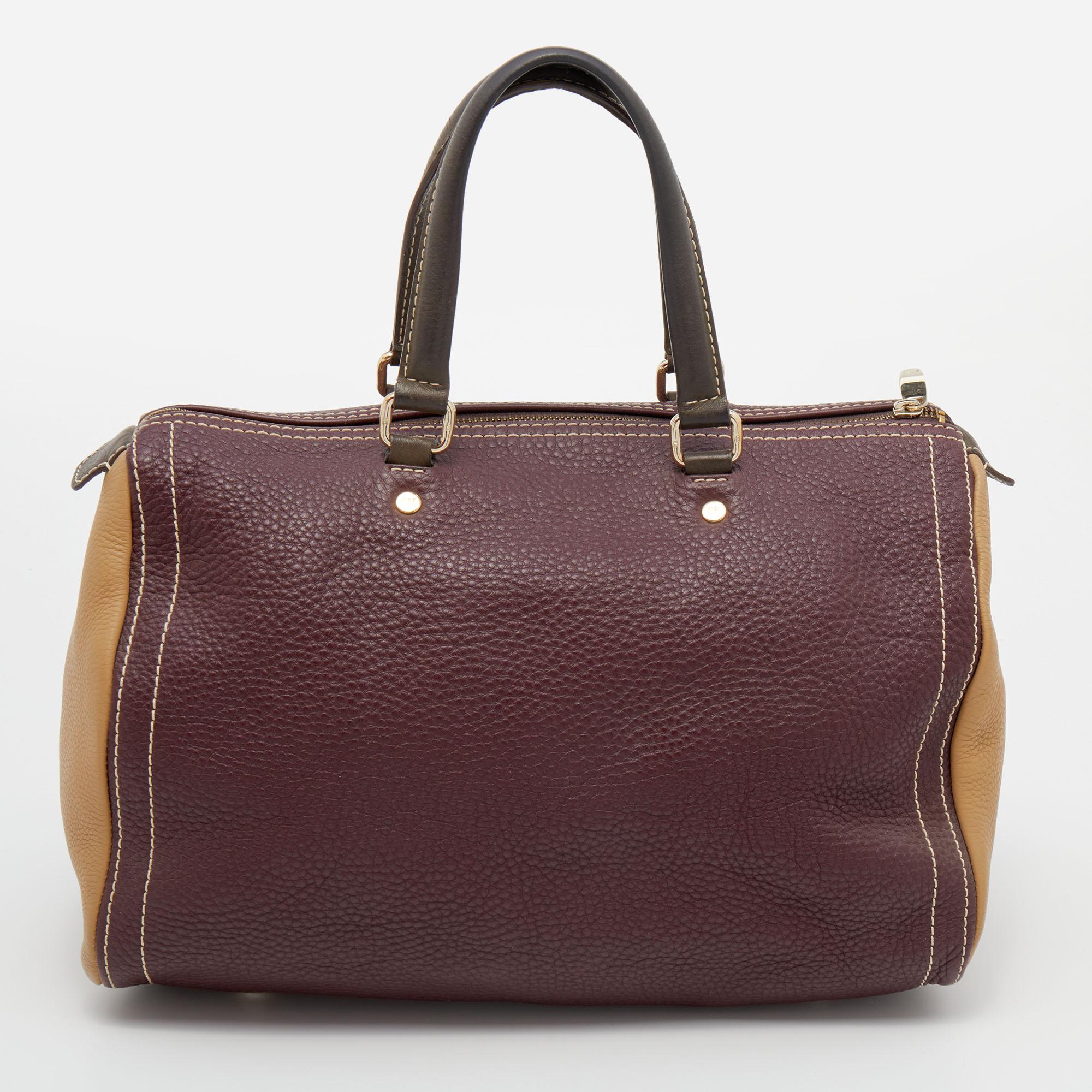 Ideal for daily use, this CH Carolina Herrera Andy Boston bag is easy-to-style. Made from multicolor leather, it features dual handles, a top zipper closure, and a spacious interior. The brand signature on the front offers the bag a recognizable