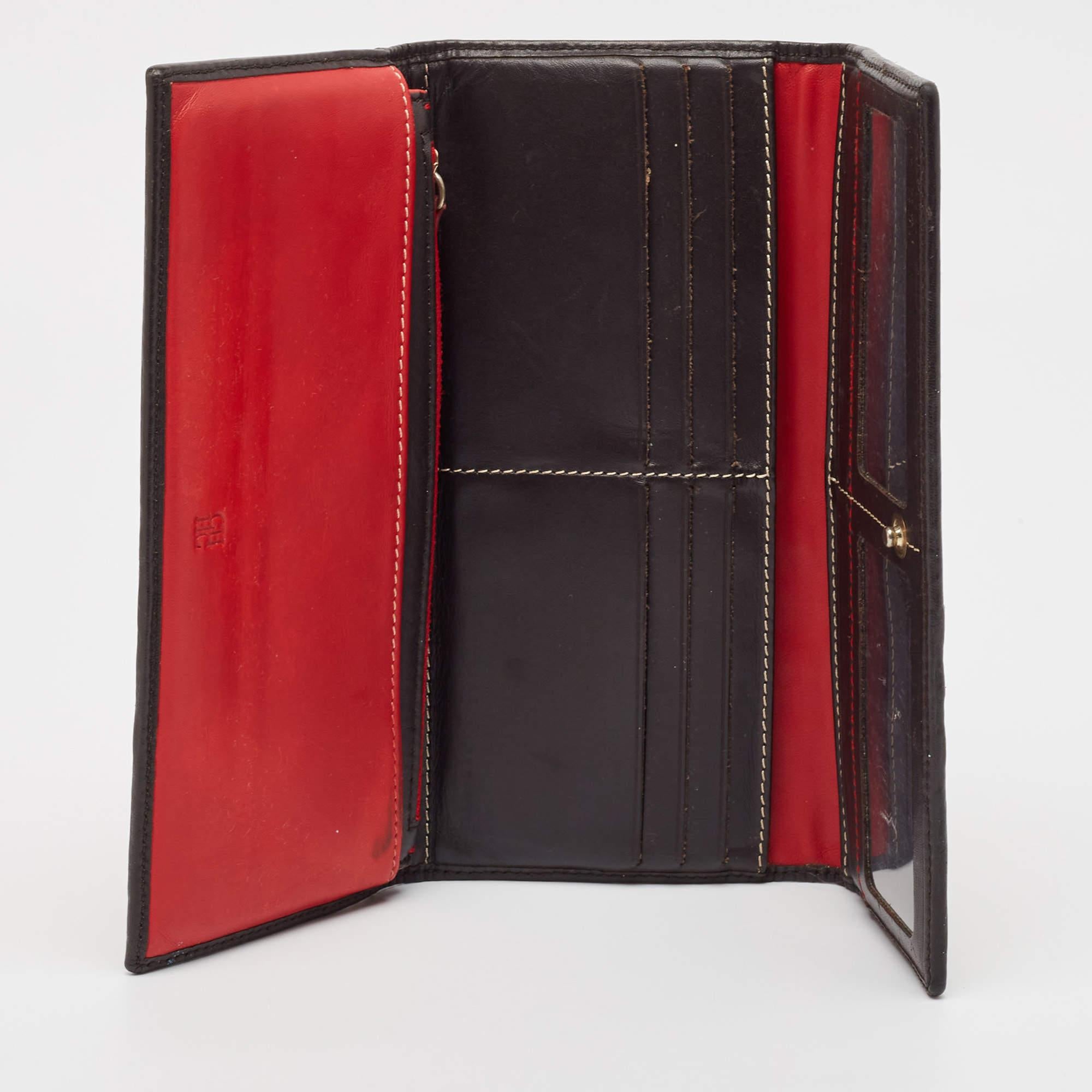 Esta cartera de diseño es un equilibrio inmaculado de sofisticación y utilidad racional. Se ha diseñado utilizando materiales de primera calidad y se ha realzado con un acabado elegante. La creación está equipada con un amplio espacio para sus