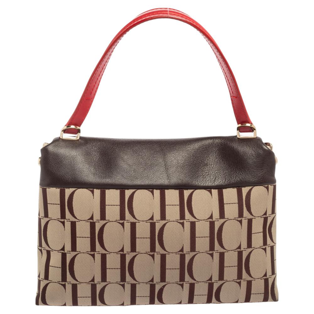Este bolso de CH Carolina Herrera es una creación que elegirías temporada tras temporada. Se ha confeccionado utilizando lona con monograma y se ha diseñado con una solapa de piel. Viene con una correa para el hombro además del asa superior. La