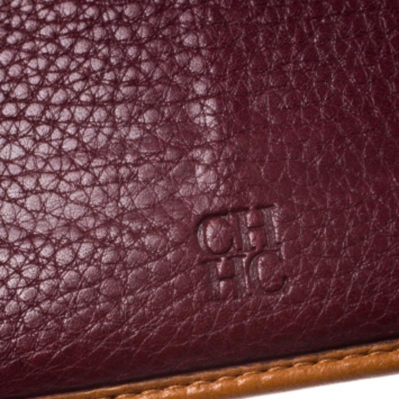 Questo portafoglio, dal design esclusivo di CH Carolina Herrera, è un comodo accessorio. Il monogramma in rilievo è il punto forte di questo portafoglio in pelle. Caratterizzato da una tonalità giallo senape, questo portafoglio con patta è una