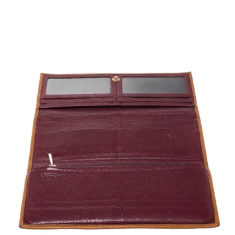 Marrone Portafoglio continentale Trifold in pelle goffrata Monogram senape di Carolina Herrera in vendita