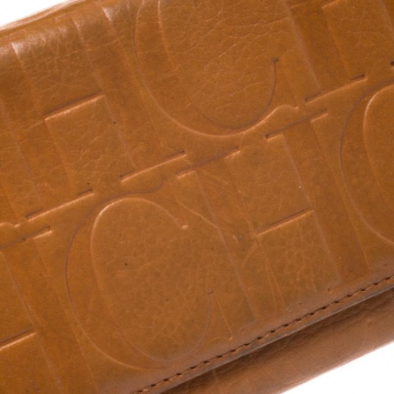 Donna Portafoglio continentale Trifold in pelle goffrata Monogram senape di Carolina Herrera in vendita