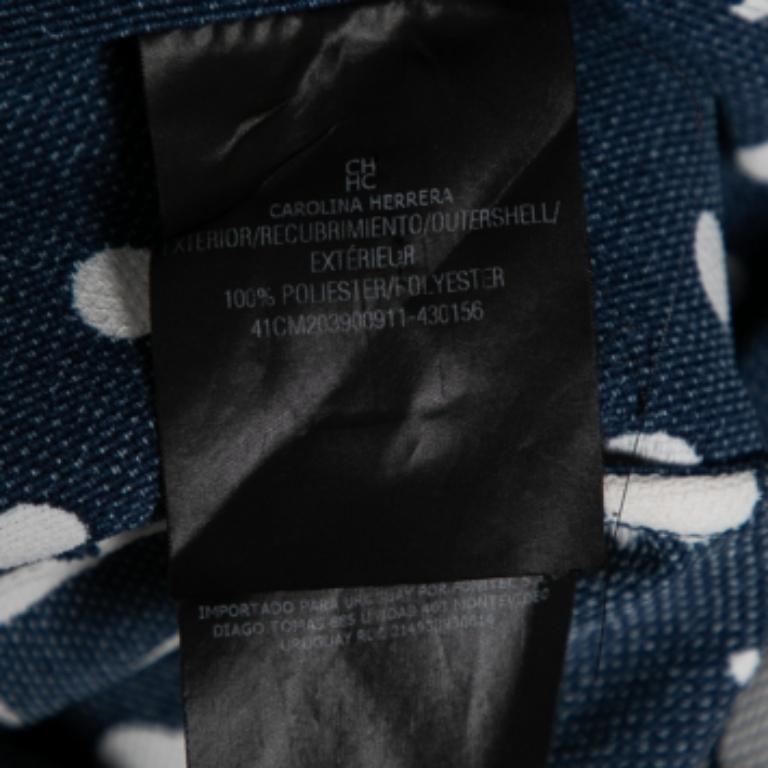 CH Carolina Herrera est un excellent choix pour tous ceux qui aiment le confort avec un style simple. Cette élégante pièce bleu marine, taillée dans une silhouette carrée, est bien contrastée par des imprimés floraux blancs.