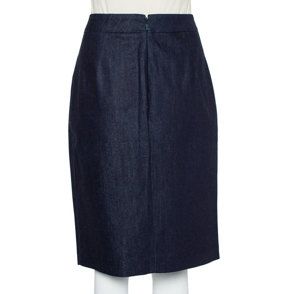 Impresiona a todos cuando salgas a la calle con esta increíble falda vaquera CH Carolina Herrera. Mientras que el tono azul marino la hace atractiva a la vista, los botones de la parte delantera añaden un factor chic a esta falda hasta la rodilla.