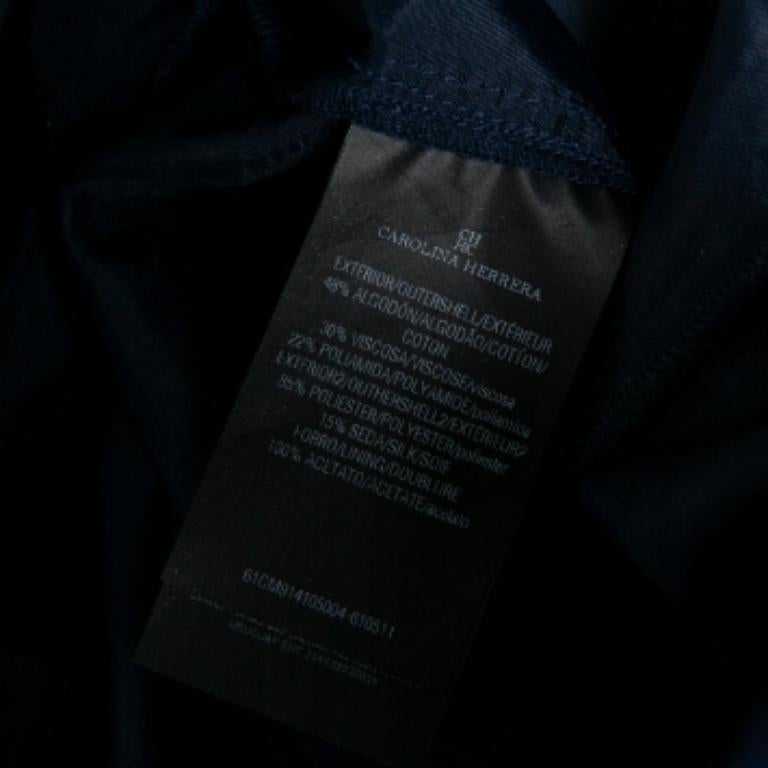Aggiungi un tocco di finezza e delicatezza al tuo ensemble indossando questo abito della Maison Carolina Herrera. È realizzato in pizzo blu navy e presenta un peplo. Questo vestito è un'ottima scelta per un uso formale e sicuramente aumenterà il tuo