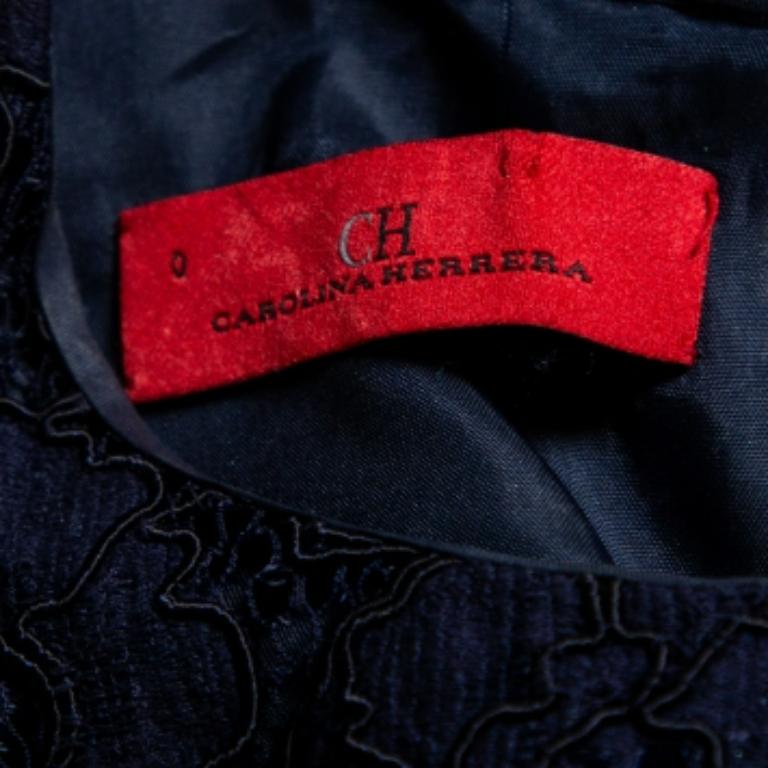 CH Carolina Herrera Abito Peplum senza maniche in pizzo blu navy XS In condizioni buone in vendita a Dubai, Al Qouz 2
