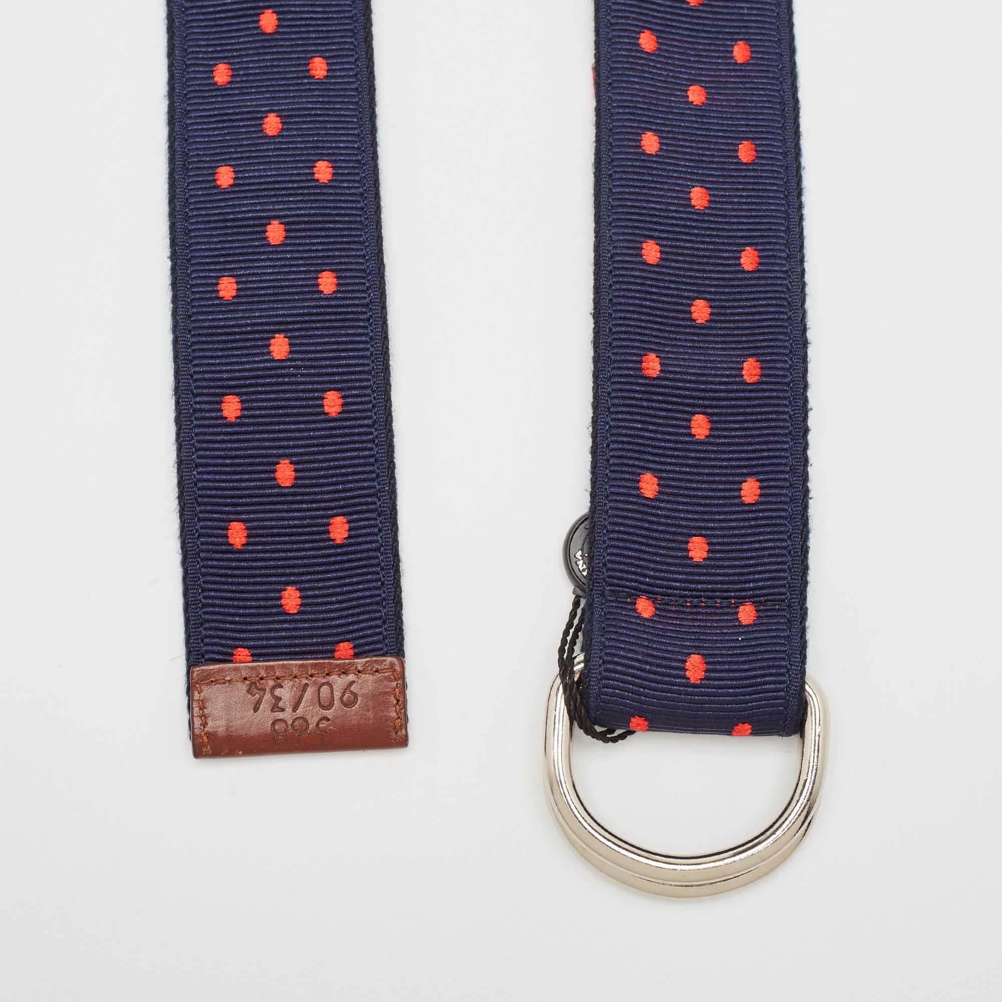 Esta pieza de diseño es un complemento clásico para tu colección de cinturones. Cortado a una longitud conveniente, el cinturón tiene un acabado suave y una construcción robusta. Complementará continuamente tu estilo.