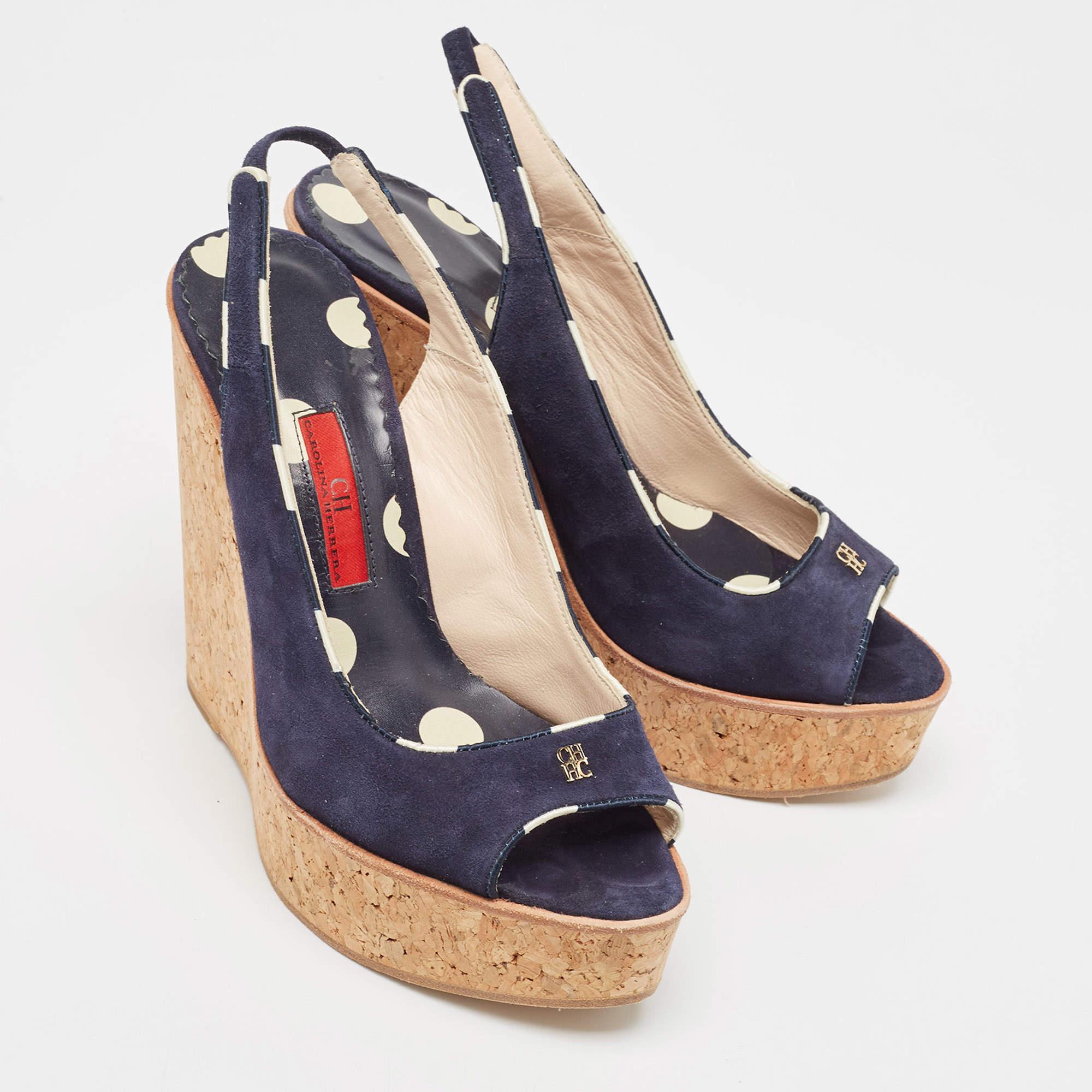 CH Carolina Herrera Sandalias de ante azul marino con cuña de corcho tamaño 37 en Bueno estado para la venta en Dubai, Al Qouz 2