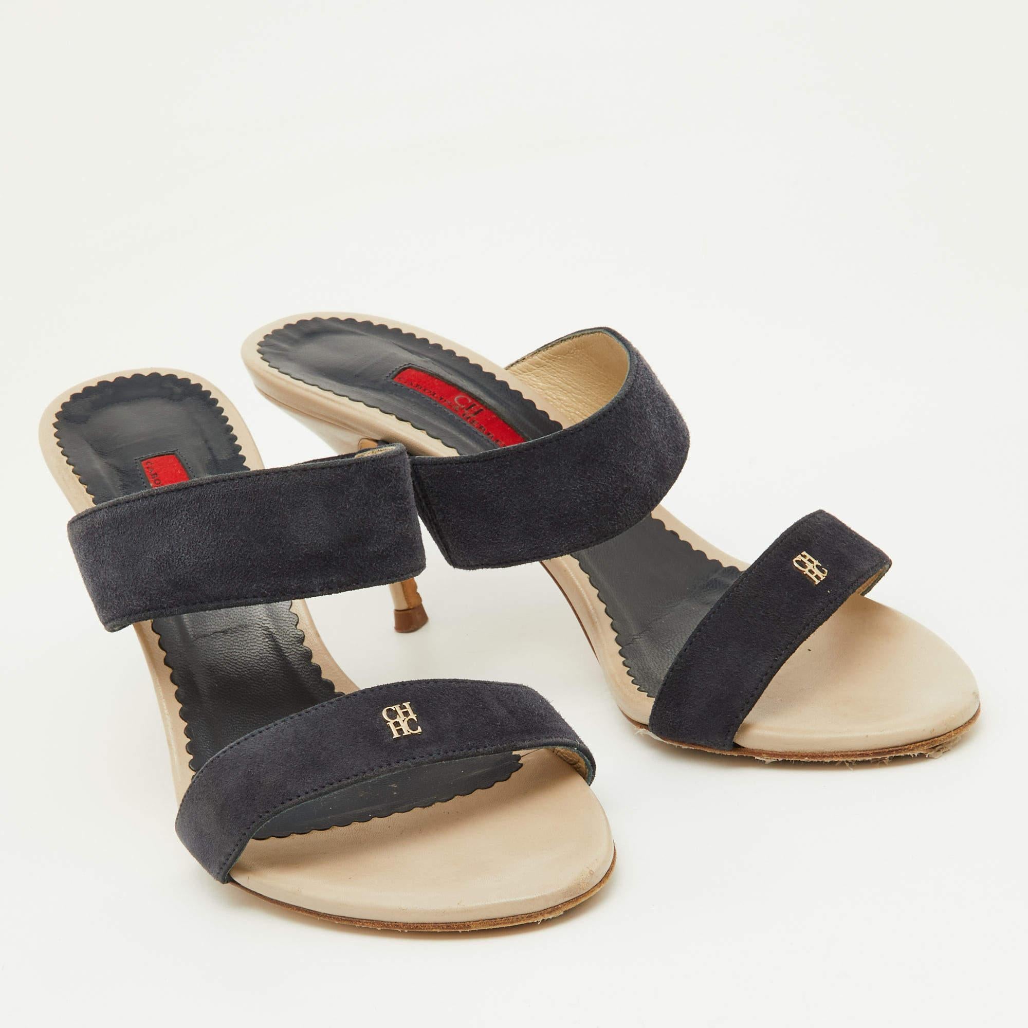 CH Carolina Herrera Sandali in pelle scamosciata blu navy taglia 38 In condizioni discrete in vendita a Dubai, Al Qouz 2