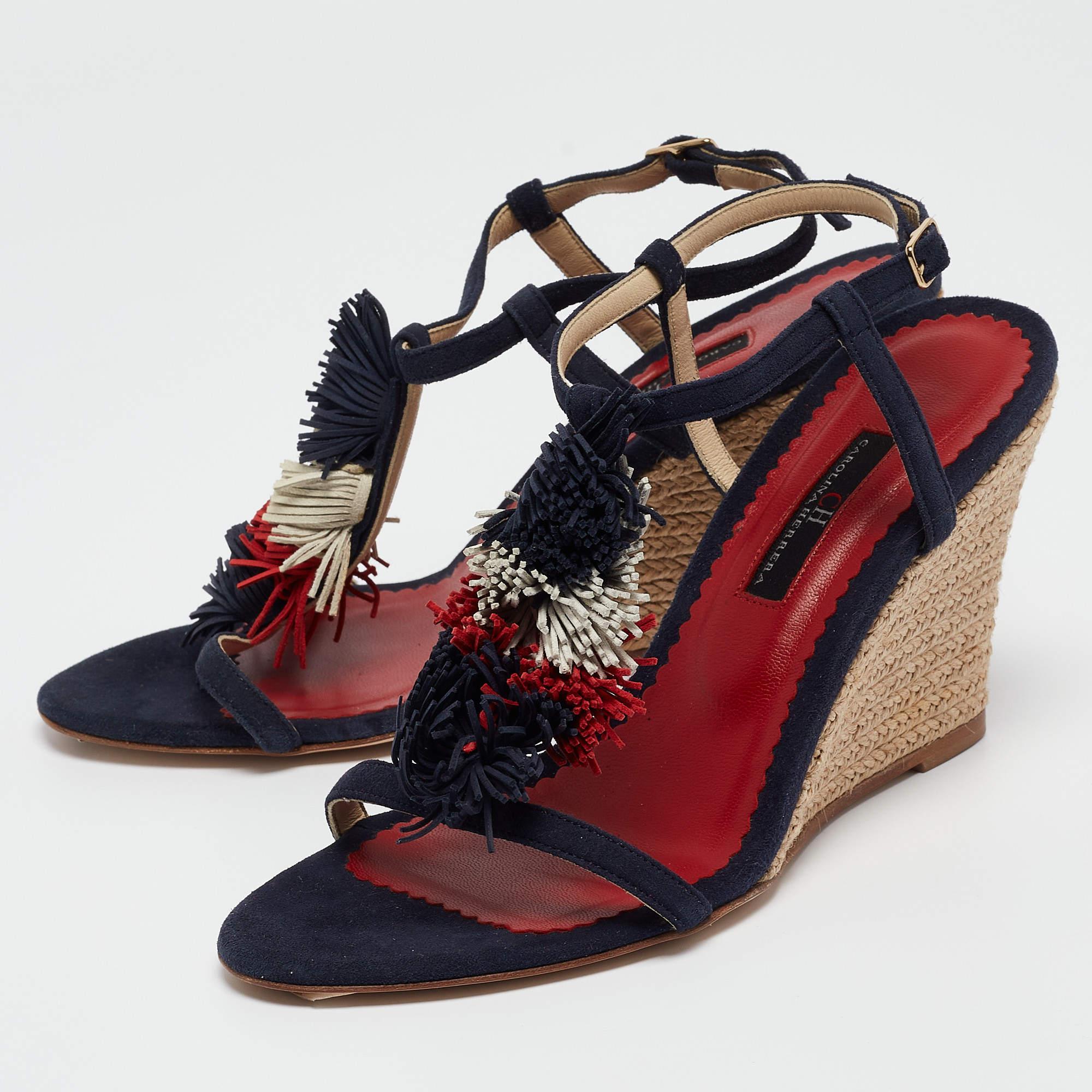 Faites-vous remarquer avec ces chaussures compensées CH Carolina Herrera pour femme. Impeccablement confectionnés, ces talons chics offrent à la fois mode et confort et rehaussent votre look à chaque pas gracieux.
