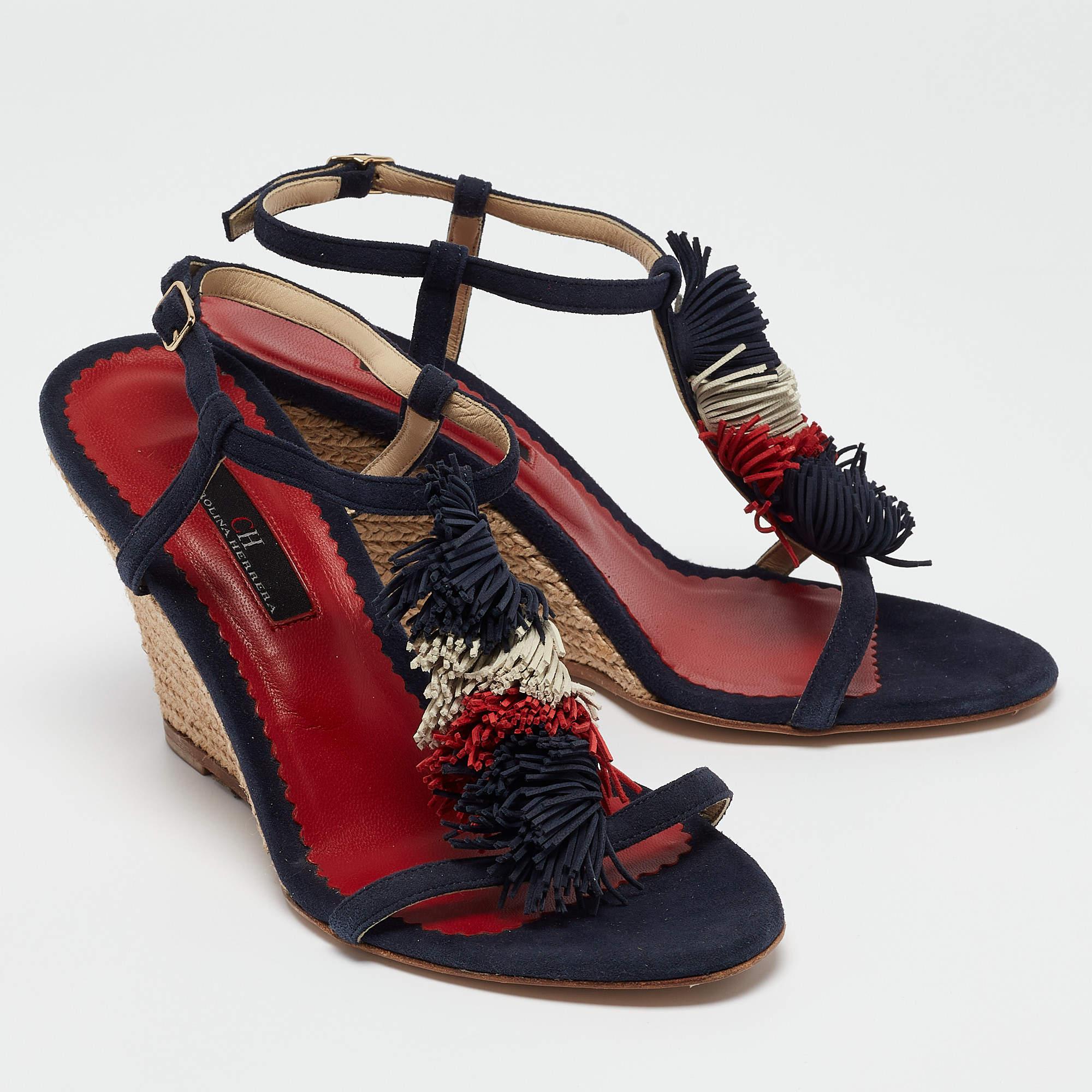 Carolina Herrera Sandales compensées à pompons en daim bleu marine CH, taille 37 Excellent état - En vente à Dubai, Al Qouz 2