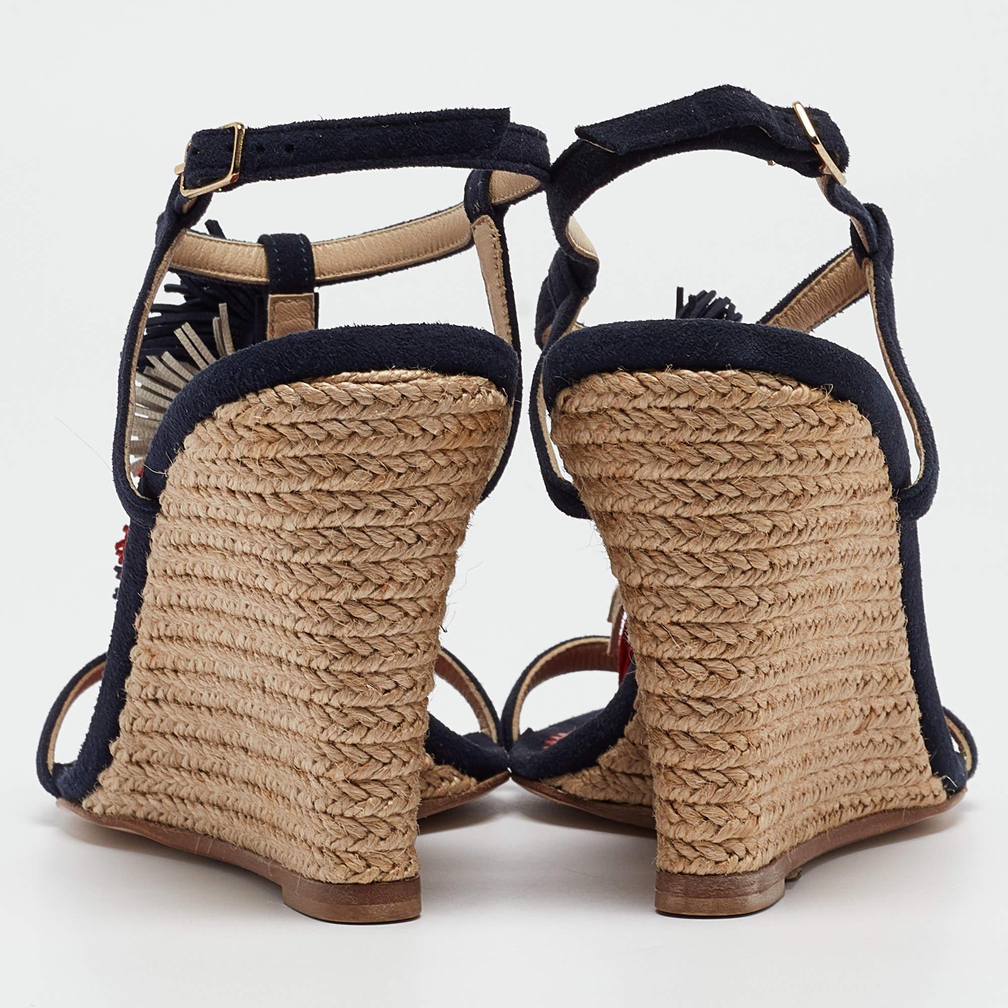 Carolina Herrera Sandales compensées à pompons en daim bleu marine CH, taille 37 Pour femmes en vente