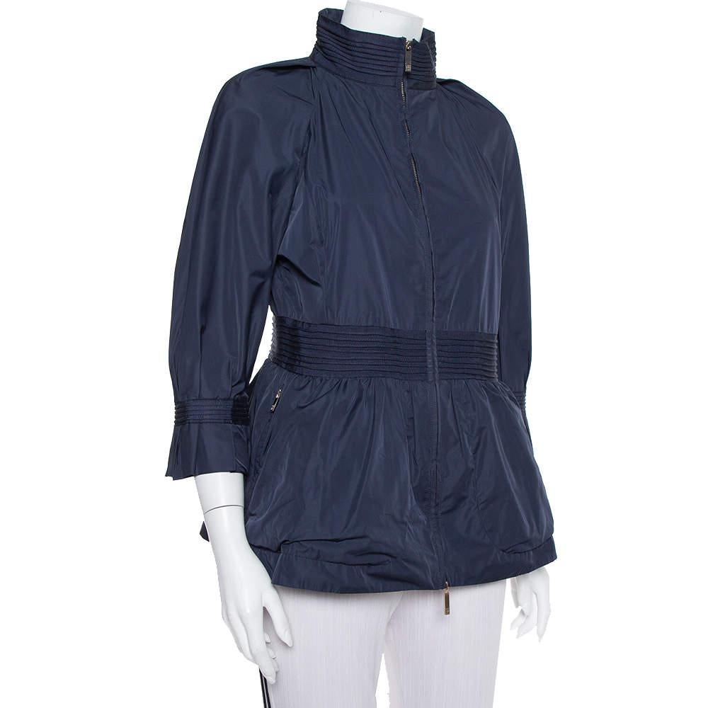 La chaqueta CH Carolina Herrera promete estilo, elegancia y comodidad. Confeccionada con una mezcla de materiales de calidad en un tono azul marino, la chaqueta tiene detalles de peplum y un cierre delantero de cremallera. Combina esta creación con
