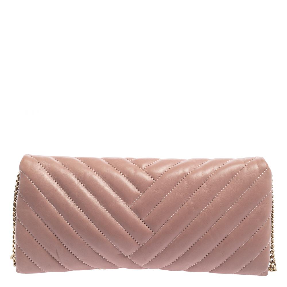 The clutch from CH Carolina Herrera goes well with any outfit. The clutch is crafted from quilted leather and comes with a flap opening that opens to a neatly-lined interior. It is completed with a chainlink strap.


