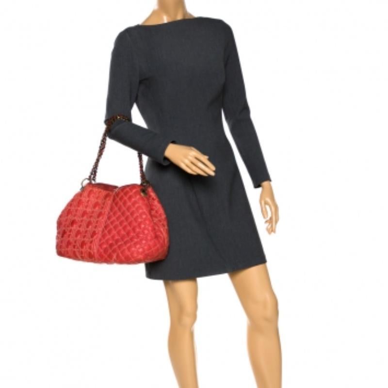 CH Carolina Herrera Tote con manico a catena in pelle arancione In condizioni discrete in vendita a Dubai, Al Qouz 2