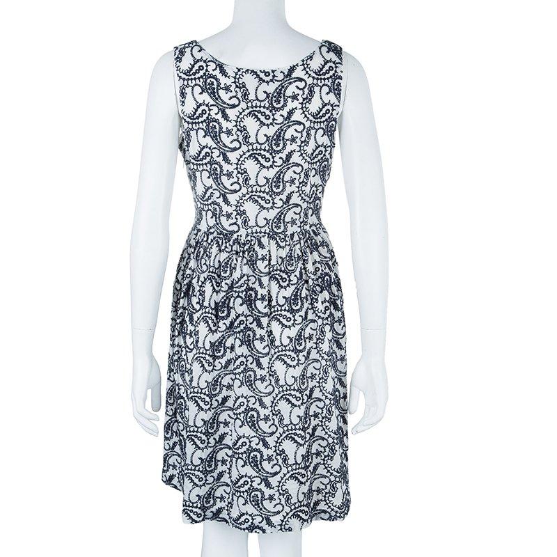 Crafted in cotton this pretty dress by Carolina Herrera, will be a great addition to your wardrobe. It is beautified with an overall black paisley embroidery. It shows off a feminine silhouette with a sleeveless cut, fitted bodice, round neckline