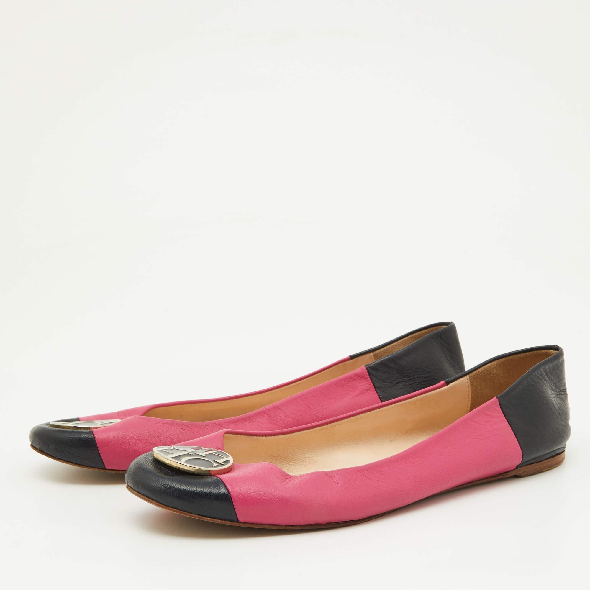 Donnez une touche luxueuse à vos tenues décontractées avec ces ballerines chics de CH Carolina Herrera. Fabriquées en cuir et dotées de logos dorés sur l'empeigne, elles sont dotées de semelles résistantes et constituent un choix parfait lorsque