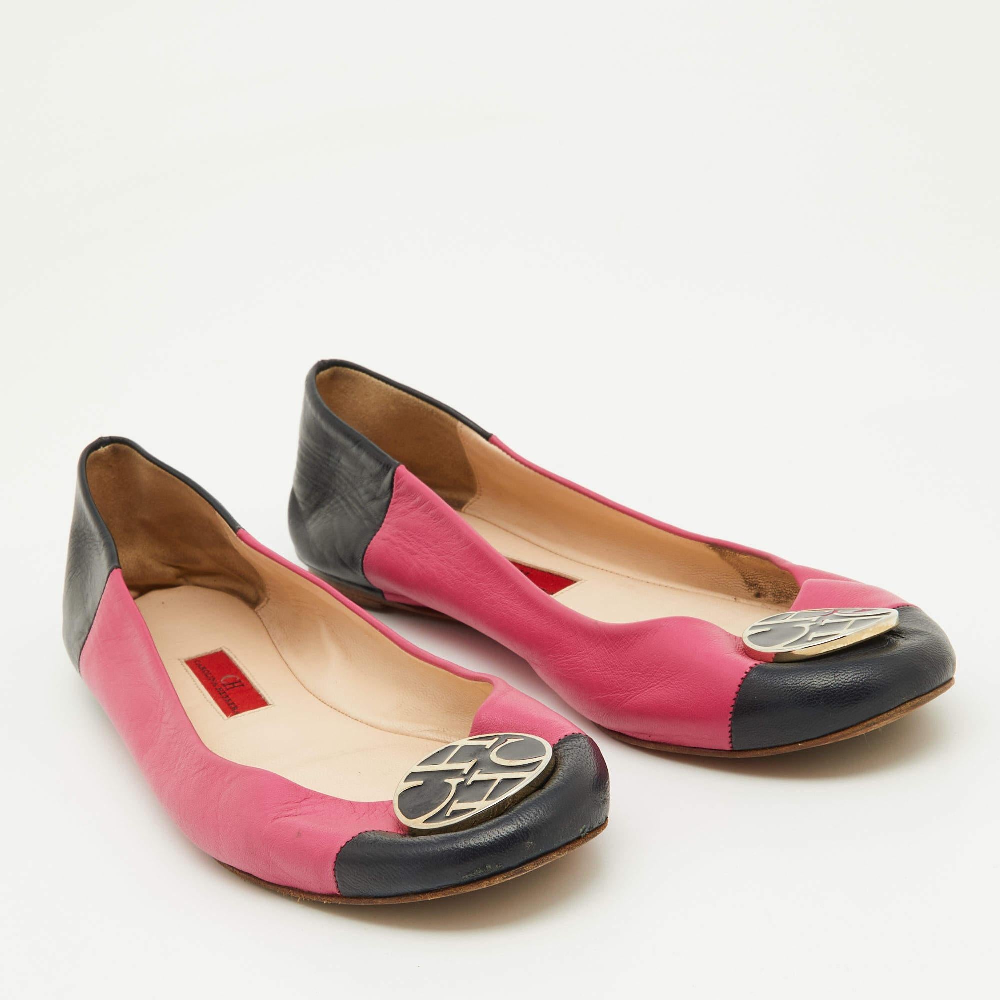 Chaussures à talon aiguille en cuir rose/noir Carolina Herrera Taille 39 État moyen - En vente à Dubai, Al Qouz 2