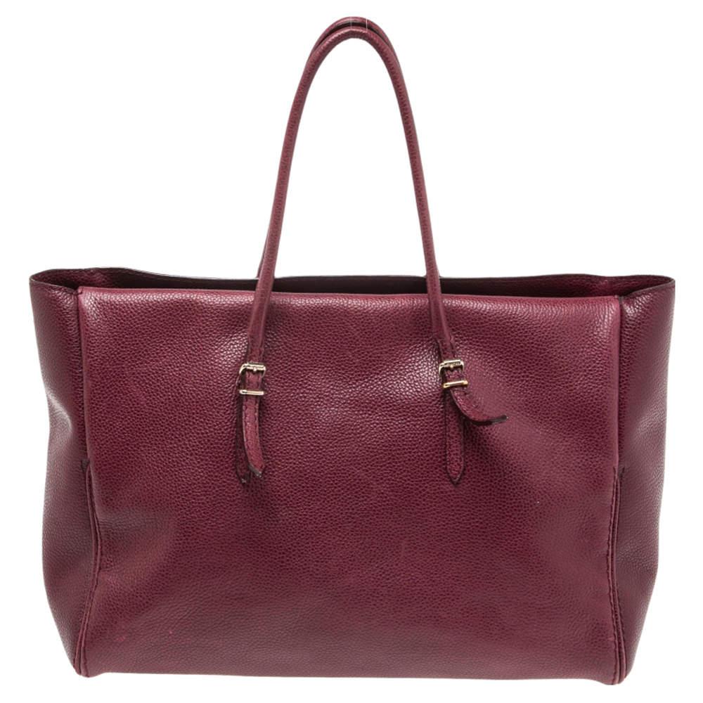 This Tempo Collection Adagio bag from CH Carolina Herrera is something you would go to season after season. It has been crafted using plum leather and features two handles and a CH logo at the front. It opens to a spacious interior that can easily