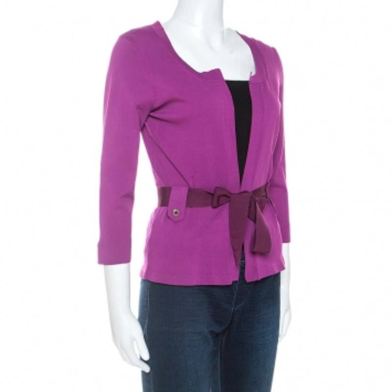 Questo cardigan di CH Carolina Herrera è ben fatto e assolutamente splendido. In uno splendido colore viola, questo cardigan elasticizzato presenta maniche lunghe e una cintura in vita. Lavorata a maglia alla perfezione, questa maglia è meravigliosa