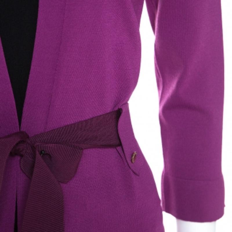 CH Carolina Herrera Cardigan con cintura in maglia elasticizzata viola XS In condizioni buone in vendita a Dubai, Al Qouz 2