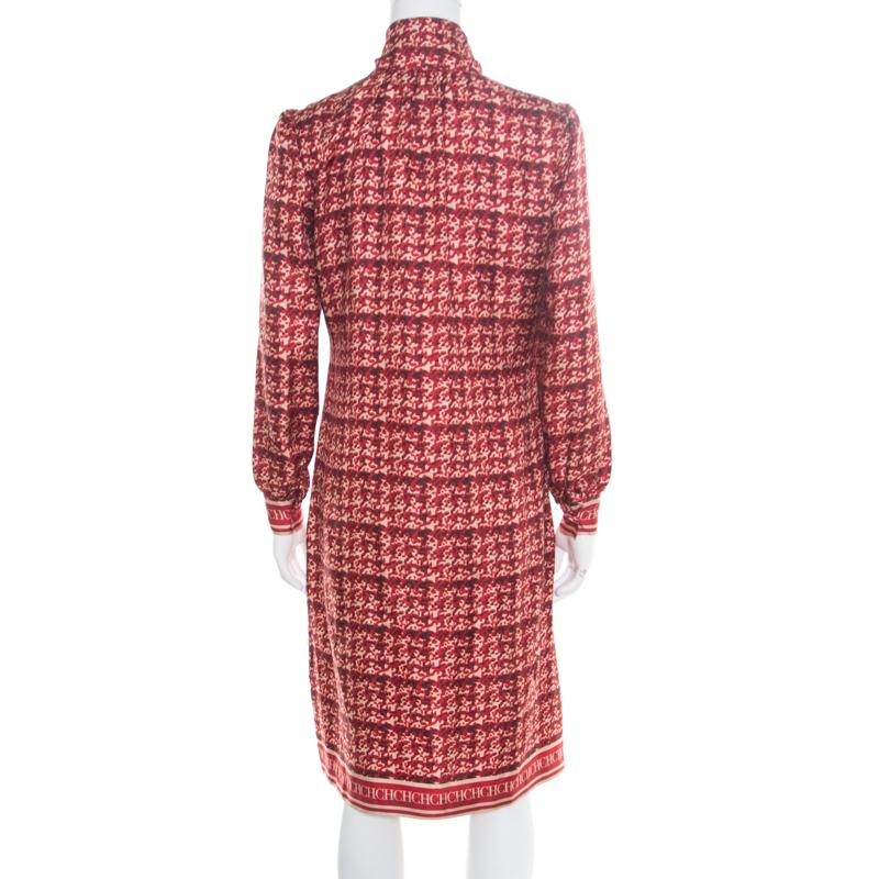 This fabulous tunic dress from CH Carolina Herrera is sure to look amazing on you and impresses us with its style and design! The red creation is made of 100% silk and features an abstract print all over it. It flaunts a tie detailing on the