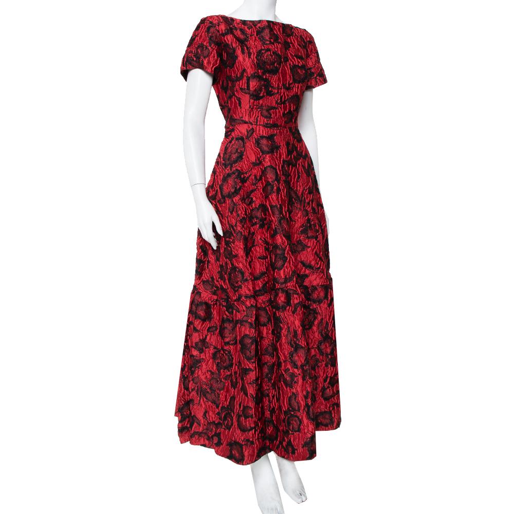 Decorated with a floral design for summer, CH Carolina Herrera's dress is an ideal pick for daytime parties. Shaped to gently accentuate the waist before flaring into an ankle-skimming skirt, this style offers the brand’s unique approach to design: