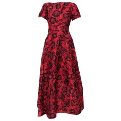 CH Carolina Herrera Rot & Schwarz Floral Geknittertes Brokat Ausgestelltes Maxikleid L
