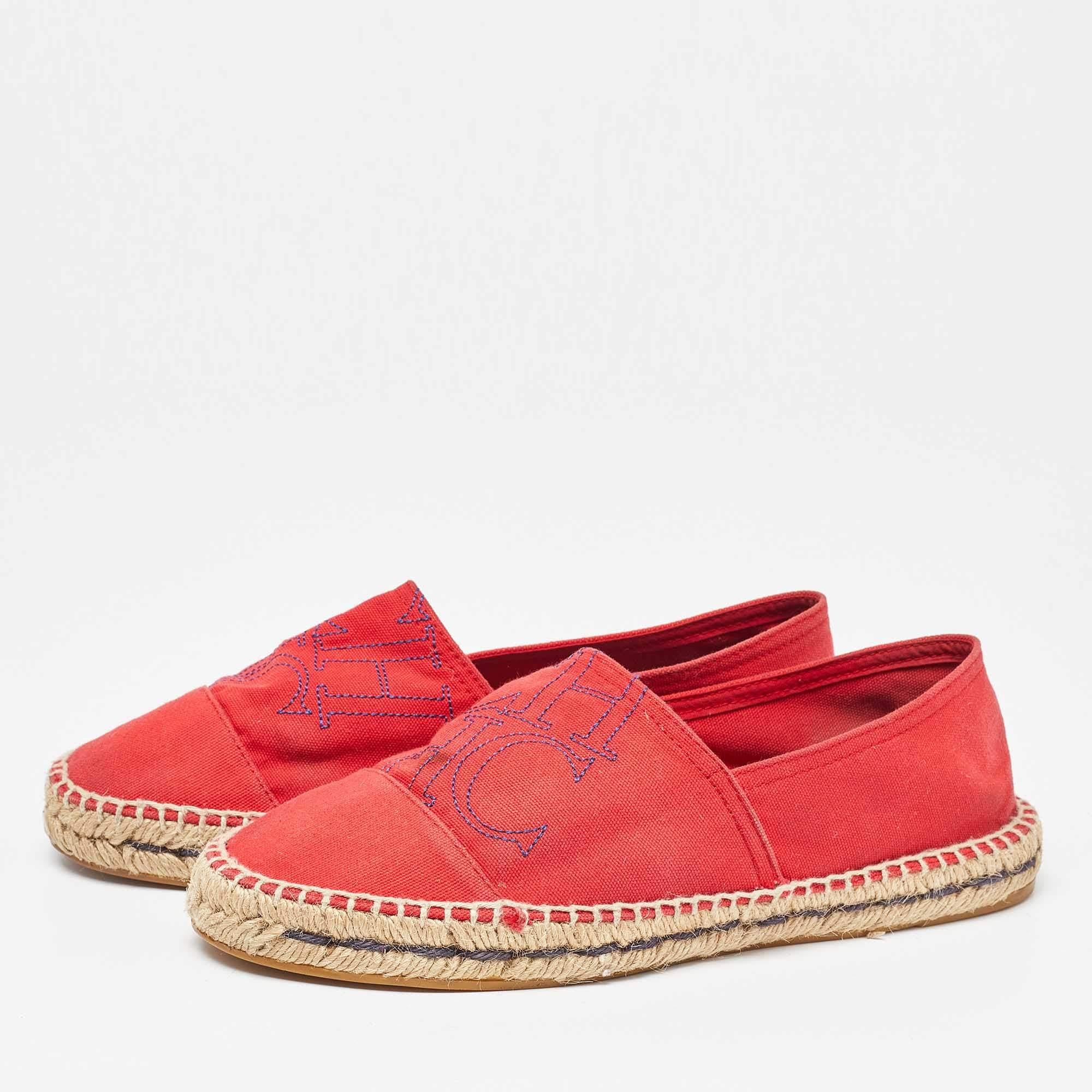 Mélange parfait de style luxueux et de confort, ces chaussures plates de créateur sont fabriquées à partir de matériaux de qualité et encadrent vos pieds de la manière la plus raffinée qui soit. Ils peuvent être associés à une multitude de tenues de