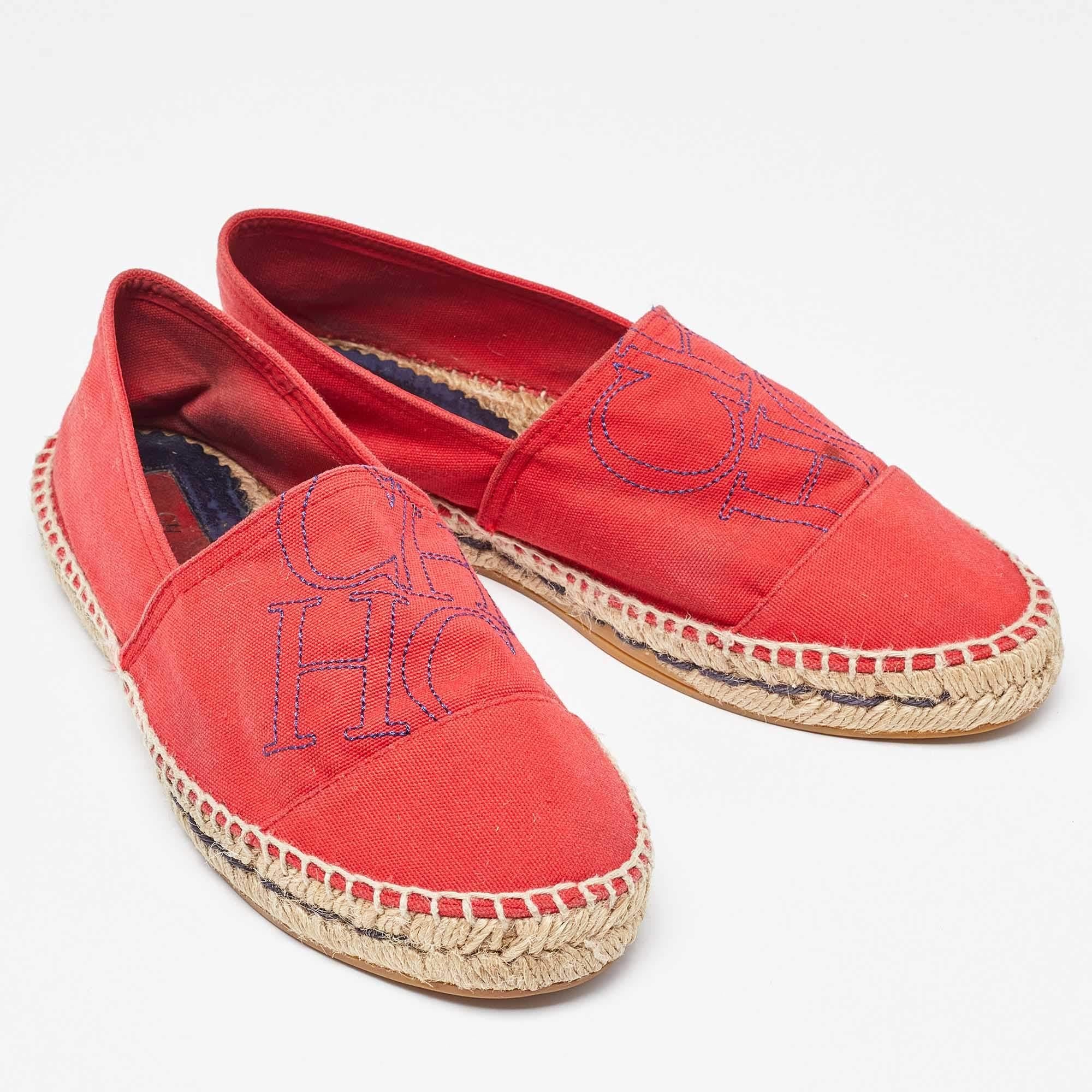 Carolina Herrera Espadrille plates en toile rouge, taille 40 État moyen - En vente à Dubai, Al Qouz 2