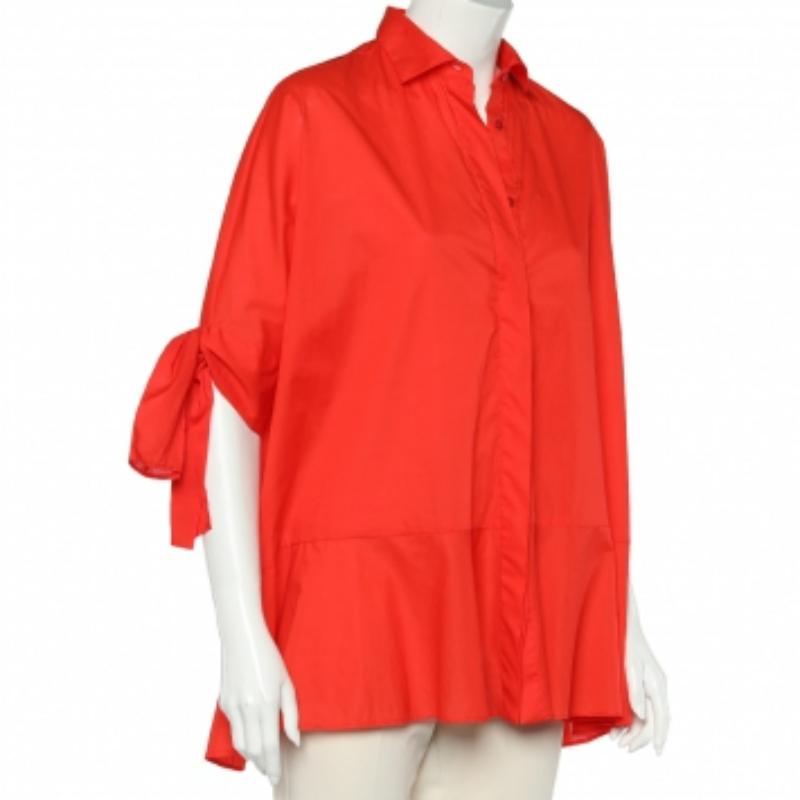 Per i weekend rilassati e i pranzi fuori casa, CH Carolina Herrera ti propone questa splendida camicia oversize. È cucito in cotone e presenta una tonalità di rosso brillante che si abbina perfettamente a pantaloni dai toni neutri e tacchi alti. È