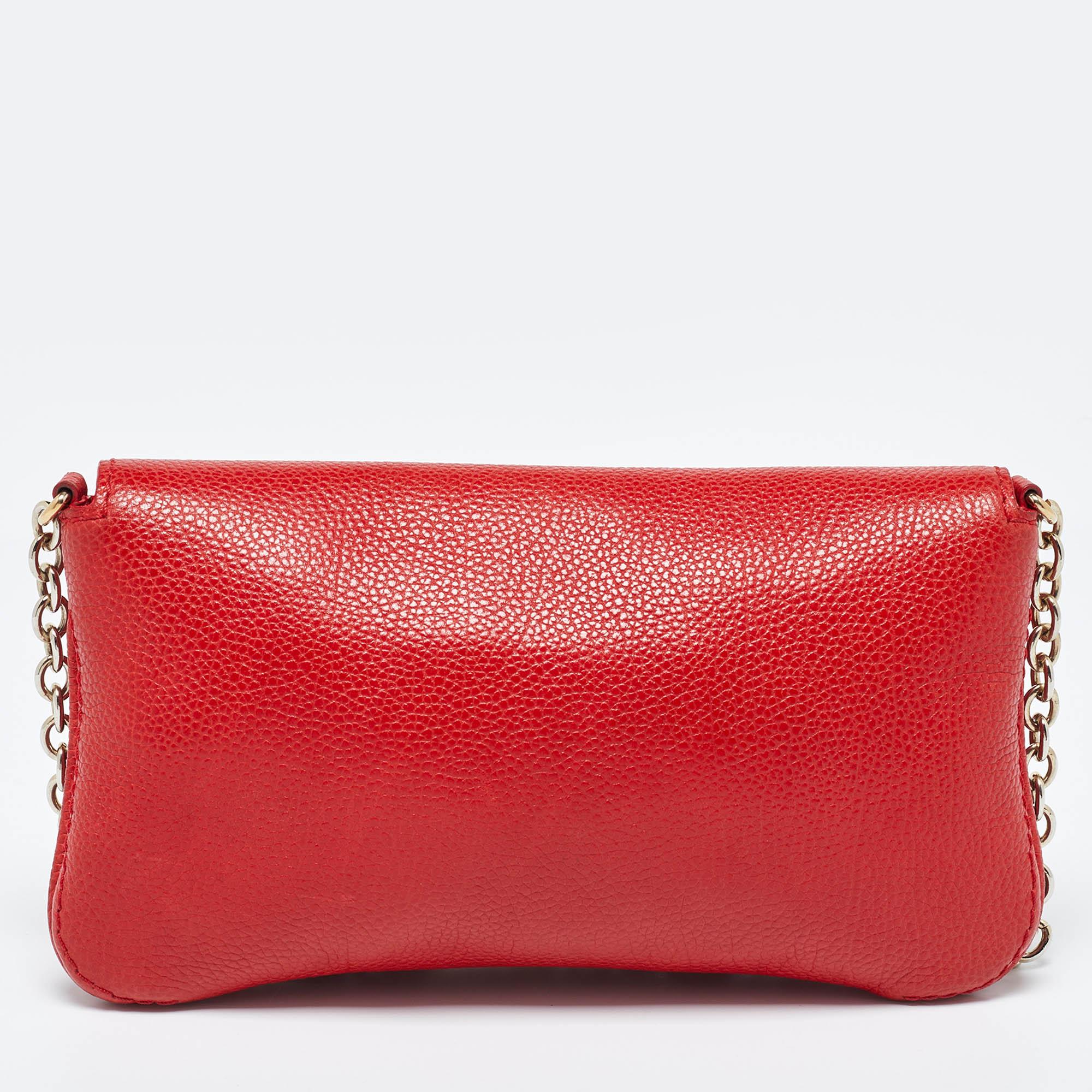 CH Carolina Herrera Bolso de hombro de piel roja con solapa y cadena en Bueno estado para la venta en Dubai, Al Qouz 2