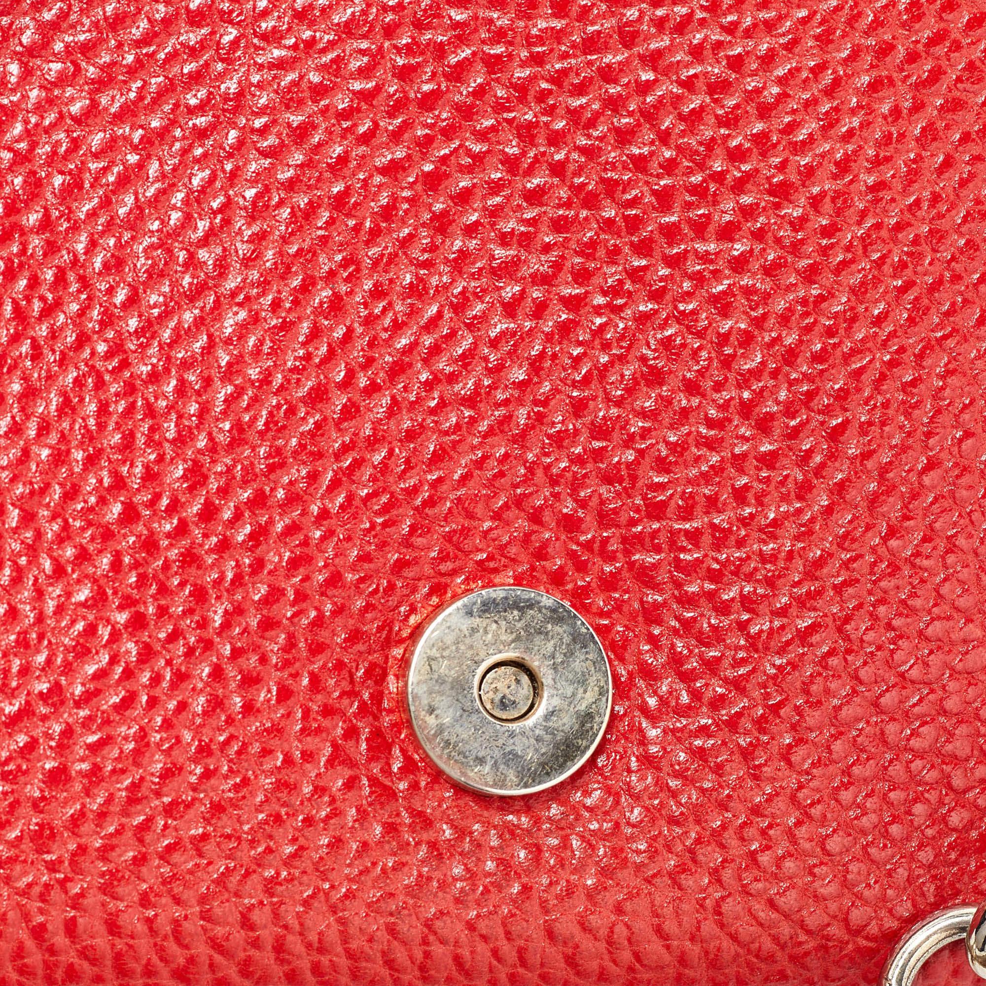 CH Carolina Herrera Bolso de hombro de piel roja con solapa y cadena en venta 2
