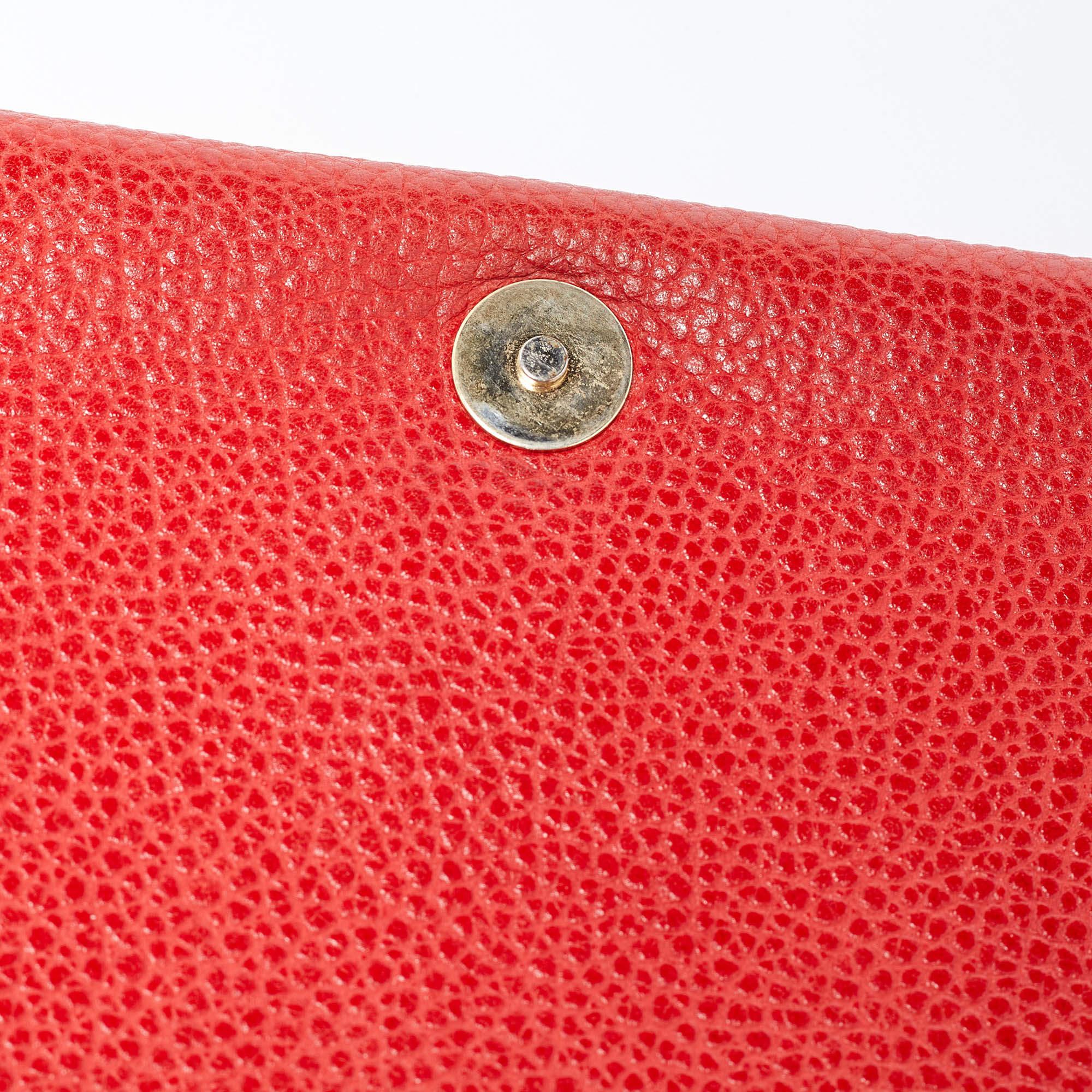 CH Carolina Herrera Bolso de hombro de piel roja con solapa y cadena en venta 3
