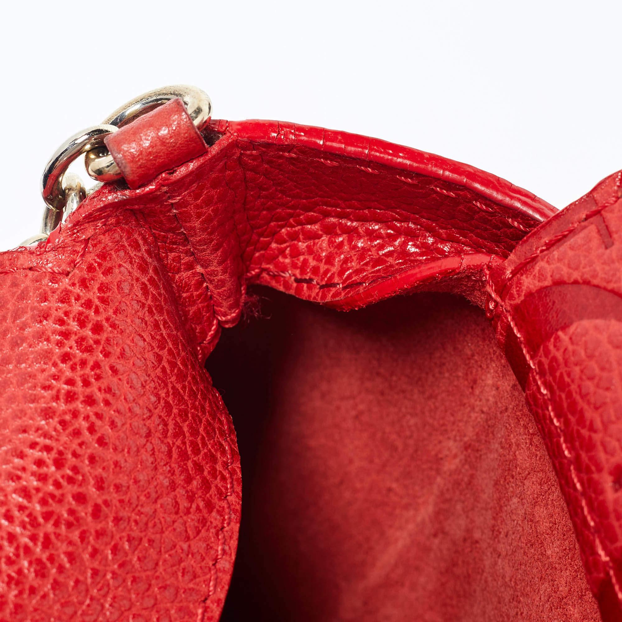 CH Carolina Herrera Bolso de hombro de piel roja con solapa y cadena en venta 4