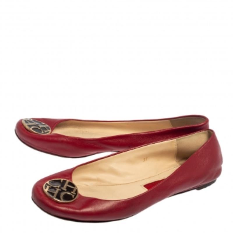 Lend the luxury appeal to your casuals with these chic ballet flats from CH Carolina Herrera. Crafted from red leather and designed with gold-tone logo accents on the uppers, they carry durable soles and are a perfect choice when you want both