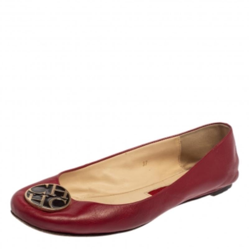 CH Carolina Herrera Red Leather Logo Ballet Flats Size 37 In Good Condition For Sale In Dubai, Al Qouz 2