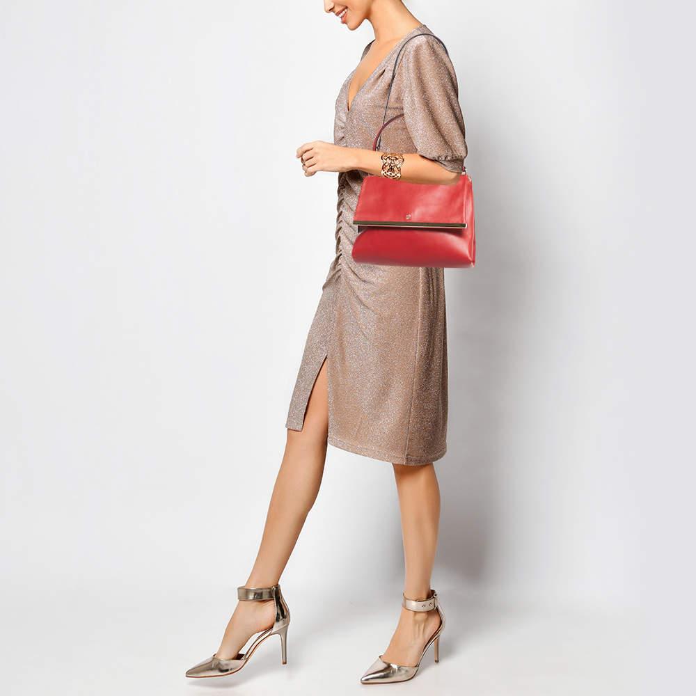 Ce sac Carolina Herrera est un exemple des designs raffinés de la marque qui sont habilement réalisés pour projeter un charme classique. Il s'agit d'une création fonctionnelle avec un attrait particulier.

Comprend
Livret d'information, étiquette de