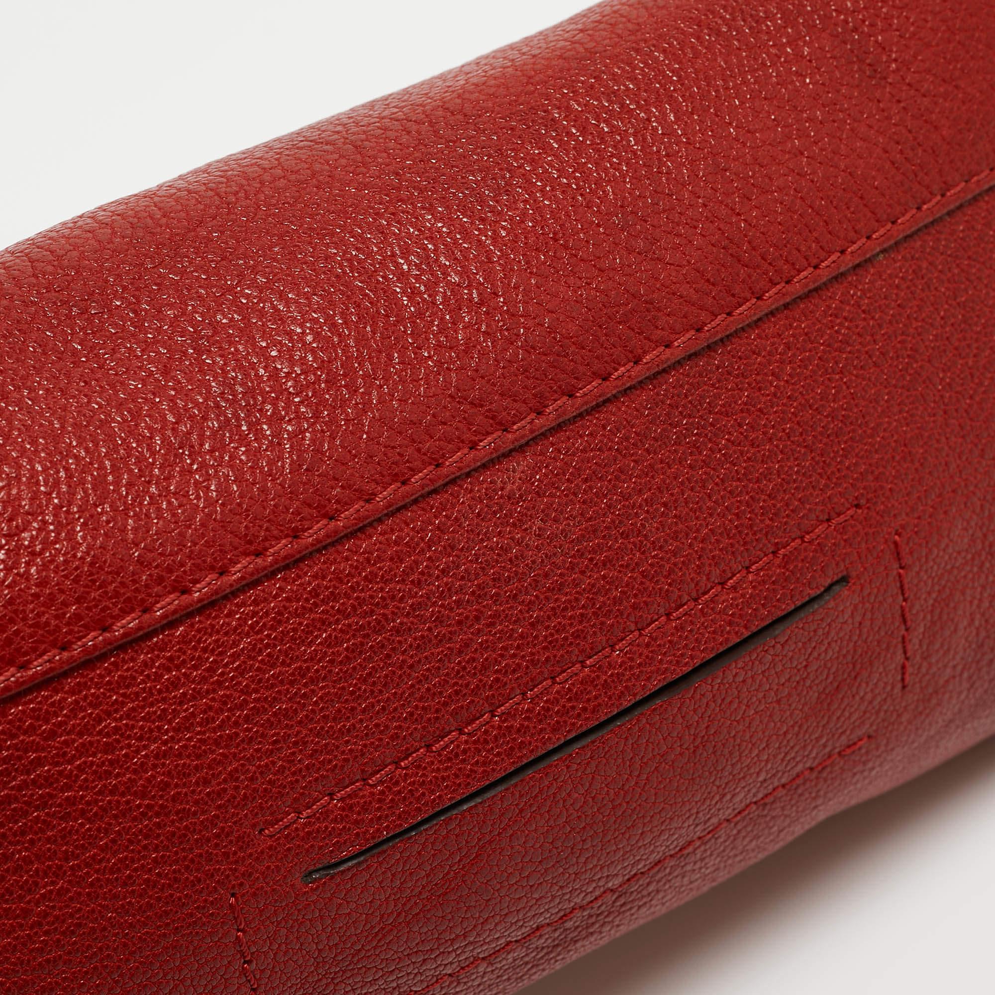 Carolina Herrera pochette en cuir rouge avec nœud papillon CH en vente 5