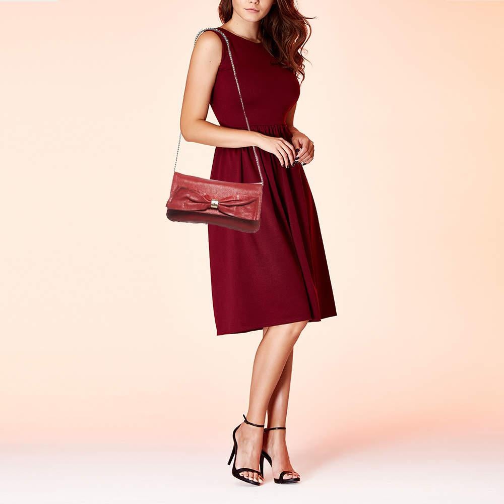Cette pochette CH Carolina Herrera pour femme est dotée d'un design qui la rend très attrayante, qu'elle soit tenue à la main ou sur l'épaule. Il s'agit d'une pièce méticuleusement fabriquée, destinée à durer longtemps.